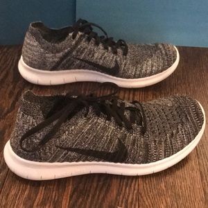 Women's Nike free flyknit black and white